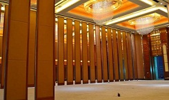  酒店餐廳裝修設(shè)計(jì)怎樣選用活動(dòng)隔斷墻材料？